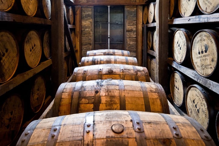 distillery_barrels_wooden_kegs_bourbon_whiskey_aging_liquor_drink_adult_beverage-914213